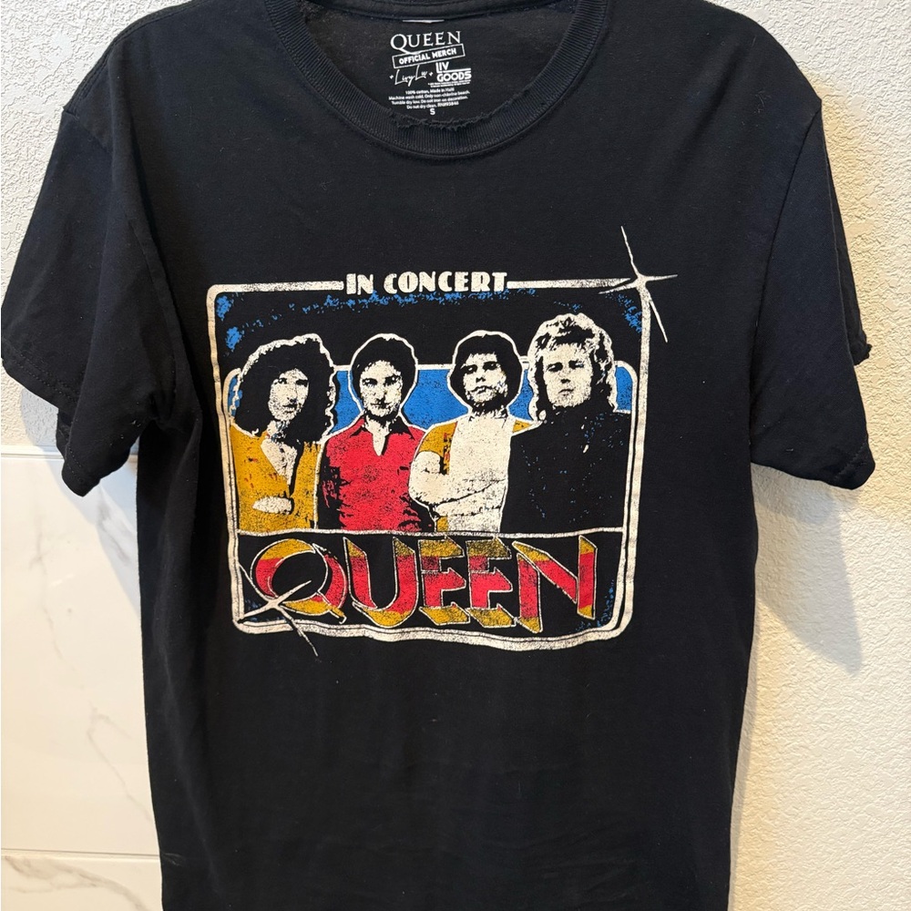Que Black Concert Graphic Tee